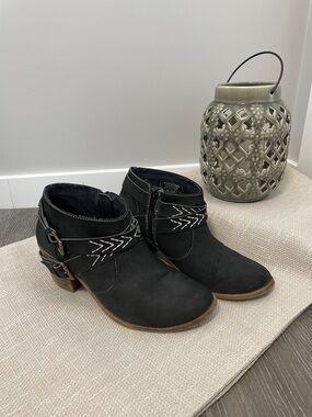 Roxy Ankle Boots, Black, Size 7.5